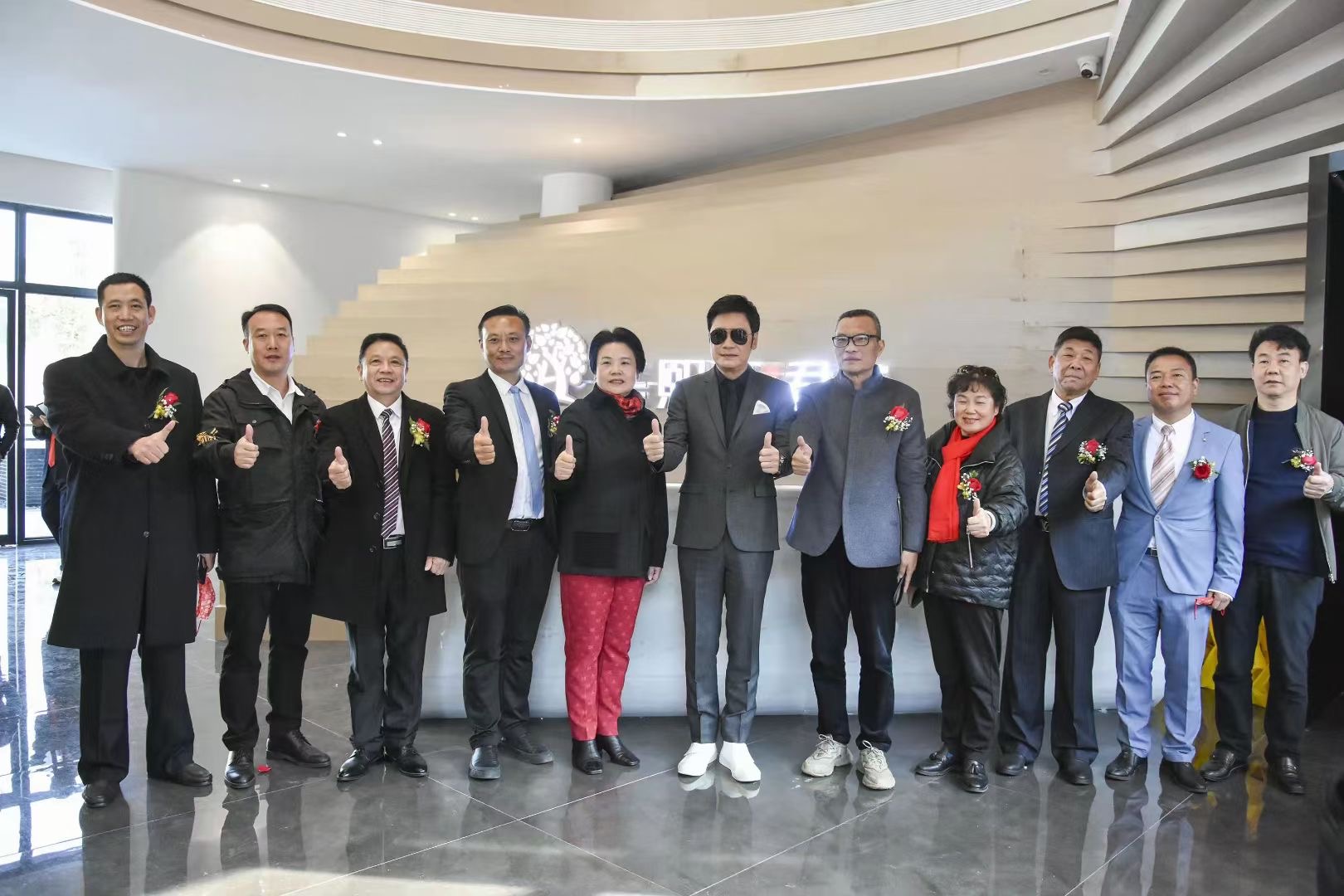 集團(tuán)公司董事長參加房地產(chǎn)開盤儀式